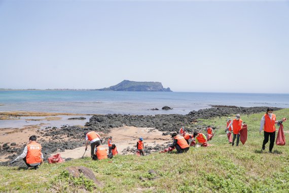 휘닉스 제주의 직원 환경 정화 활동인 '바다쓰담'직원환경정화활동(휘닉스 호텔앤드리조트 제공)ⓒ 뉴스1
