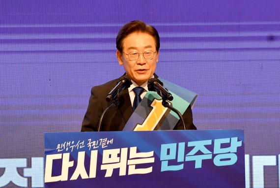 [광주=뉴시스] 이영주 기자 = 더불어민주당 당대표 및 최고위원 후보자 광주 합동연설회가 열린 21일 오후 광주 서구 김대중컨벤션센터에서 이재명 당대표 후보가 정견발표를 하고 있다. 2022.08.21. leeyj2578@newsis.com