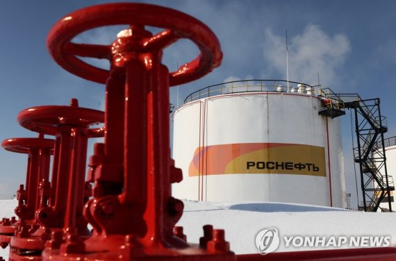 러시아 사마라주의 정유시설 SAMARA REGION, RUSSIA - FEBRUARY 24, 2022: An oil tank battery at the Novokuibyshevsk Refinery, a subsidiary of Rosneft Oil Company, in the city of Novokuibyshevsk 20 km southwest of Samara. The enterprise's primary distillation capacity is 8.8 million tons per year. The Novokuibyshev