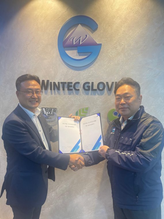 대신증권 IB부문장 박성준전무(왼쪽)와 윈텍글로비스 이상훈대표이사가 상장 주관사 계약 체결 후 기념사진을 찍고 있다. 사진제공=윈텍글로비스