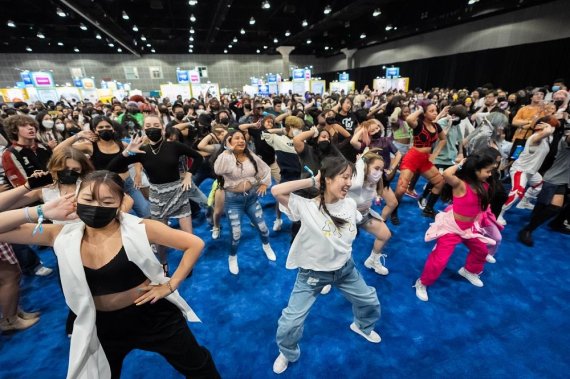 '케이콘 2022 LA' 행사에 참석한 팬들이 K팝 그룹의 춤을 따라 하고 있다. CJ ENM 제공