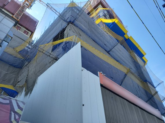 [광주=뉴시스] 김혜인 기자 = 26일 오후 광주 남구 백운동 한 신축아파트 공사현장에 4층 건물 콘크리트 타설 중 거푸집이 파손돼 콘크리트 약 8t이 흘러내린 상태다. 2022.05.26.(사진=광주 남부소방 제공) photo@newsis.com *재판매 및 DB 금지