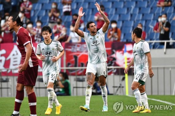 역전골 넣은 구스타보 South Korea's Jeonbuk Hyundai Motors' Gustavo Henrique Sousa (2nd R) celebrates his goal during the AFC Champions League quarter-final football match between Vissel Kobe and Jeonbuk Hyundai Motors in Saitama on August 22, 2022. (Photo by Kazuhiro NOGI / AFP)
