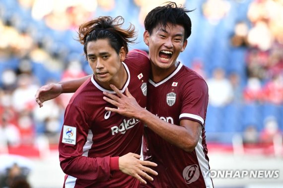 고베 선제골 넣은 유루키(왼쪽) Vissel Kobe's Koya Yuruki (L) celebrates his goal during the AFC Champions League quarter-final football match between Vissel Kobe and Jeonbuk Hyundai Motors in Saitama on August 22, 2022. (Photo by Kazuhiro NOGI / AFP)
