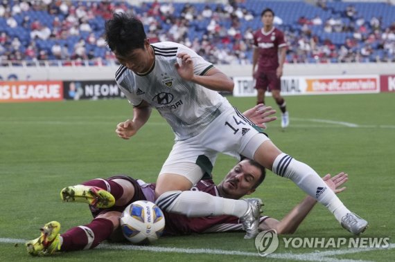 전북과 고베 경기 장면 Vissel Kobe's Hotaru Yamaguchi, back, battle for control of the ball with Jeonbuk Hyundai Motors' Lee Seung-gi during the AFC Champions League quarterfinal match at Saitama Stadium Monday, Aug. 22, 2022, in Saitama, near Tokyo. (AP Photo/Eugene Hoshiko)