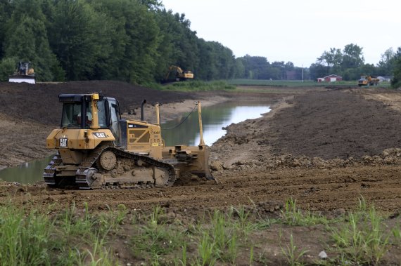 美 인텔, 경영난에 2만명 추가 감원...신규 투자도 멈추기로