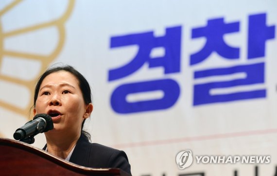 인사말하는 권은희 의원 (서울=연합뉴스) 백승렬 기자 = 15일 서울 여의도 국회 의원회관에서 열린 '경찰국 신설에 대한 국회 대응방안' 공청회에서 국민의힘 권은희 의원이 인사말을 하고 있다. 2022.8.15 [국회사진기자단] srbaek@yna.co.kr (끝)