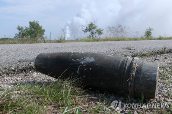 러시아가 크림반도 북부 지역에 포탄이 떨어져 있는 모습 CRIMEA, RUSSIA ? AUGUST 16, 2022: A shell is seen on the road in the village of Azovskoye. A fire caused detonation of ammunition ata temporary storage site of a military unit near the village of Mayskoye, Dzhankoi District. Sergei Malgavko/TASS