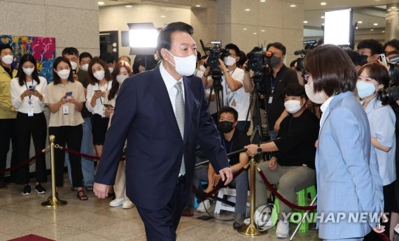 출근하는 윤석열 대통령 출근하는 윤석열 대통령 (서울=연합뉴스) 서명곤 기자 = 윤석열 대통령이 23일 오전 서울 용산 대통령실 청사에서 출근길 문답을 마친 뒤 이동하고 있다. 2022.8.23 seephoto@yna.co.kr (끝)