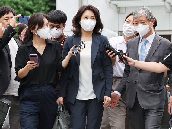 김혜경 씨가 '법인카드 유용 의혹' 관련 조사를 받기 위해 경기남부경찰청으로 출석하고 있다. /연합뉴스