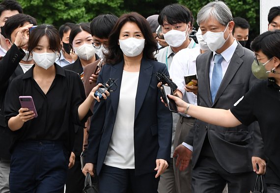 더불어민주당 이재명 의원의 부인 김혜경씨가 '법인카드 사적 유용 의혹'과 관련, 조사를 받기위해 23일 오후 경기도 수원시 경기남부경찰청에 출석하고 있다. /뉴시스