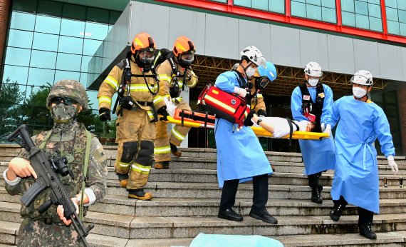 [음성=뉴시스] 강신욱 기자 = 23일 오후 충북 음성체육관에서 진행된 2022 을지연습에서 이송반이 들것을 이용해 부상자를 신속하게 옮기고 있다. (사진=음성군 제공) 2022.08.23. photo@newsis.com *재판매 및 DB 금지