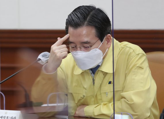 김용범 기획재정부 1차관이 30일 오전 서울 종로구 정부서울청사에서 열린 신종 코로나바이러스 감염증(코로나19) 대응 중앙재난안전대책본부 회의에서 자료를 보고 있다. 2021.3.30/뉴스1 ⓒ News1 송원영 기자