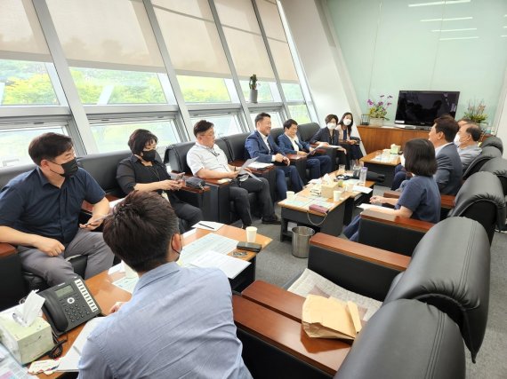 분당재건축연합회는 지난 22일 성남시의회 국민의힘 대표단과 도시건설위원회 소속 의원들과 만나 1기 신도시 마스터플랜 수립을 내년 상반기까지 마무리 해달라고 요청했다. 분당재건축연합회 제공