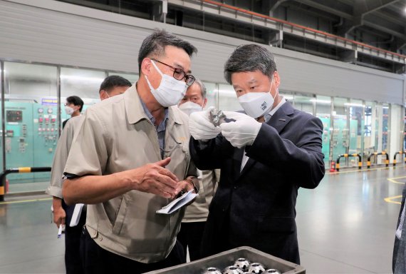 23일 대구에 위치한 거양금속을 방문한 김학도 중진공 이사장(오른쪽)이 현장의 애로사항을 청취하고 있다. 중소벤처기업진흥공단 제공