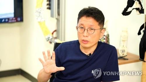 [스타트업 발언대] "5년후면 웨어러블 로봇, 스마트폰처럼 보편화" 이연백 위로보틱스 공동대표가 8월 2일 경기도 용인시 힉스유타워 내의 연구소 겸 사무실에서 자사가 개발한 웨어러블 로봇에 대해 설명하고 있다.