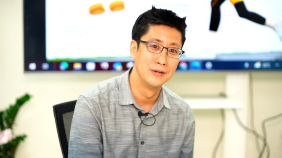 [스타트업 발언대] "5년후면 웨어러블 로봇, 스마트폰처럼 보편화" 김용재 위로보틱스 공동대표(한국과학기술교육대 교수)가 8월 2일 경기도 용인시 힉스유타워 내의 연구소 겸 사무실에서 자사가 개발한 웨어러블 로봇에 대해 설명하고 있다.