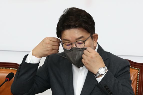 권성동 국민의힘 원내대표가 24일 국회에서 열린 '2023년도 예산안 관련 당·정협의회'에서 마스크를 고쳐 쓰고 있다. 사진=박범준 기자