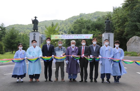 지난 18일 강원 횡성군에 위치한 민족사관고등학교에서 한만위 민사고 교장(오른쪽 다섯번째)과 윤재업 KCC 전무(오른쪽 네번째)를 비롯한 관계자들이 기념사진을 촬영하고 있다. KCC 제공