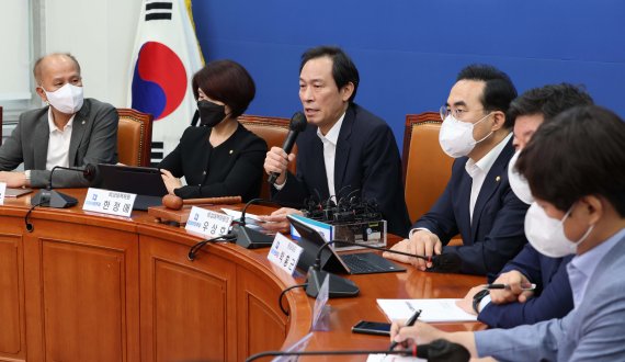 [서울=뉴시스] 전진환 기자 = 우상호 더불어민주당 비상대책위원장이 24일 서울 여의도 국회에서 열린 비상대책위원회의에서 발언하고 있다. (공동취재사진) 2022.08.24. /사진=뉴시스화상