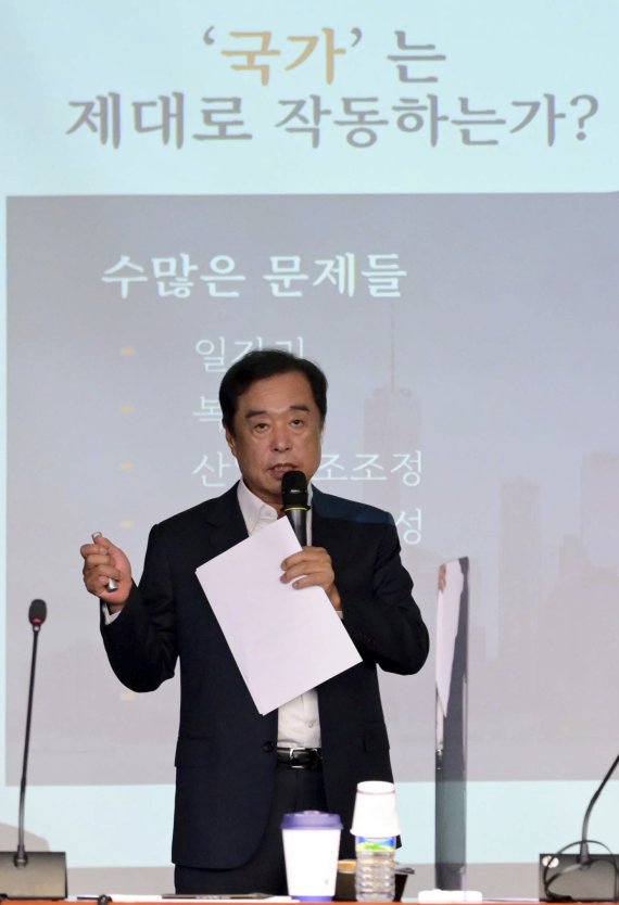 [서울=뉴시스] 최진석 기자 = 김병준 국민대 명예교수(전 대통령직 인수위 지역균형발전특위 위원장)가 24일 오전 서울 여의도 국회 의원회관에서 "자유와 체제변화, 그리고 가치정당의 문제"의 주제로 열린 국민의힘 공부모임 새로운 미래 혁신24 주최 세미나에서 강연을 하고 있다. (공동취재사진) 2022.08.24./사진=뉴시스