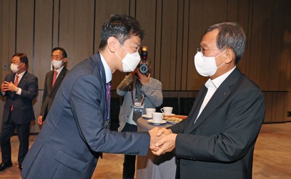 제20회 서울국제A&D컨퍼런스가 서울 영등포구 페어몬트 앰배서더 서울 그랜드볼룸에서 열렸다. 이복현 금융감독원 원장(왼쪽)과 전재호 파이낸셜뉴스 회장이 환담하고 있다. 사진=김범석 기자