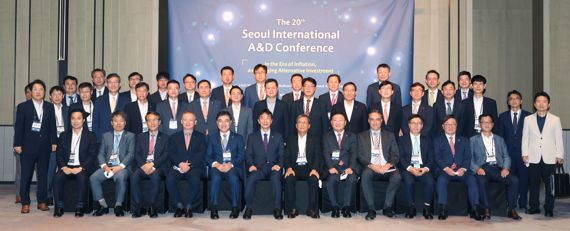 제20회 서울국제A&D컨퍼런스가 서울 영등포구 페어몬트 앰배서더 서울 그랜드볼룸에서 열렸다. 귀빈들이 기념촬영을 하고 있다. 사진=김범석 기자
