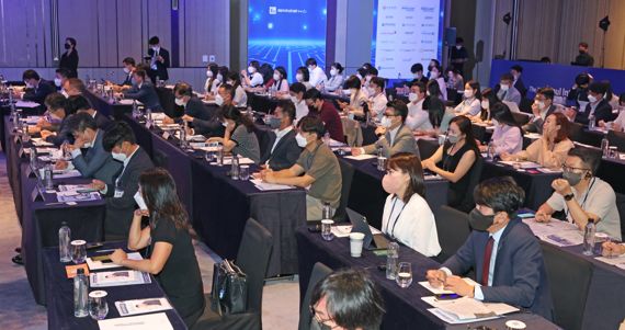 제20회 서울국제A&D컨퍼런스가 서울 영등포구 페어몬트 앰배서더 서울 그랜드볼룸에서 열렸다. 참석자들이 강연을 경청하고 있다. 사진=김범석 기자