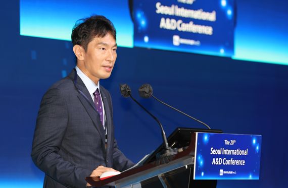 제20회 서울국제A&D컨퍼런스가 서울 영등포구 페어몬트 앰배서더 서울 그랜드볼룸에서 열렸다. 이복현 금융감독원 원장이 축사를 하고 있다. 사진=김범석 기자