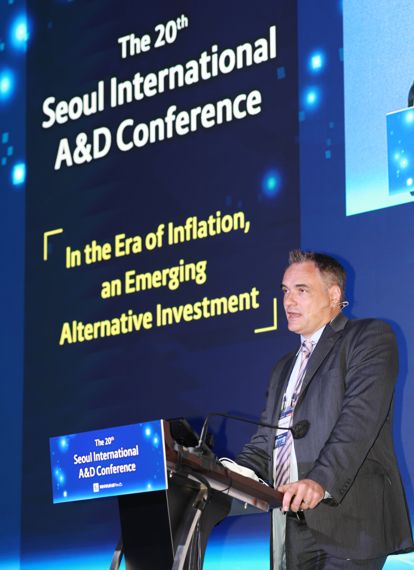 제20회 서울국제A&D컨퍼런스가 서울 영등포구 페어몬트 앰배서더 서울 그랜드볼룸에서 열렸다. 아드리안 무칼로브 Actis 롱라이프 인프라 파트너가 기조강연을 하고 있다. 사진=김범석 기자