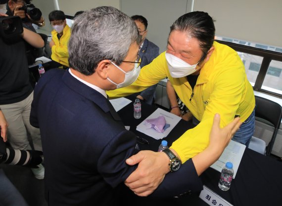 정근식 진실·화해를위한과거사정리위원회 위원장이 24일 오전 서울 중구 위원회 대회의실에서 형제복지원 인권침해 사건 진실규명 관련 기자회견을 마치고 사건 피해자들을 안아주고 있다. /사진=뉴스1