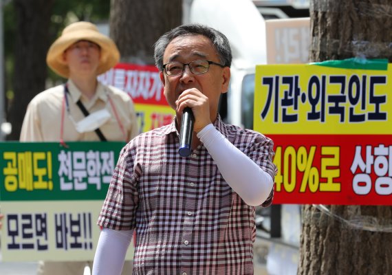 정의정 한국주식투자자연합회 대표가 지난 8월 24일 오전 서울 종로구 정부서울청사 후문 앞에서 공매도 제도 개혁을 촉구하고 있다. /뉴시스