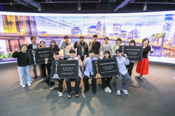 지난해 세계 3대 광고제 석권에 이어 지난 5월 광고계 오스카상이라 불리는 클리오 어워즈(CLIO Awards)에서 은상(Silver Award) 2팀, 동상(Bronze Award) 1팀을 수상한 동서대 학생들이 기념촬영을 하고 있다. 사진=동서대학교 제공