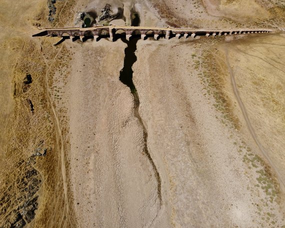 [에스트레마두라=신화/뉴시스] 지난 15일(현지시간) 스페인 에스트레마두라에 있는 치하라 저수지 바닥이 드러나 있다. 스페인은 지난달 사상 최고 기온을 기록한 데 이어 가장 덥고 건조한 여름을 겪고 있다. 저수지의 저수량은 40% 미만으로 연중 이맘때의 평균 수위보다 20% 낮은 것으로 알려졌다. 2022.08.17.