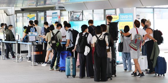 한국만 남은 '입국 전 코로나 검사' 없어질까..정부 "폐지 검토중"