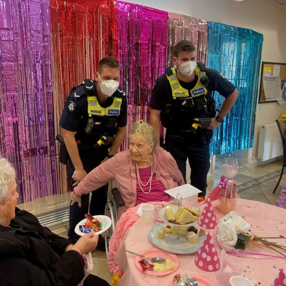 생일파티하던 100세 할머니 체포, 알고 보니... '반전'