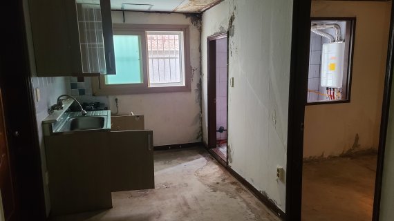 병환과 생활고를 견디다 못해 생을 마감한 수원 세 모녀가 거주했던 다세대주택 내부가 청소돼 있다. ⓒ News1 최대호 기자