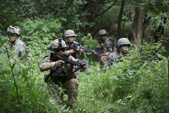 육군25보병사단 해룡여단과 한미연합사단 순환배치여단 장병들이 24일 강원 인제군 육군과학화전투훈련단(KCTC)에서 전개한 22-7차 전투훈련에서 진지를 점령하기 위해 주변 지역을 수색하고 있다. (국방일보 제공) 2022.8.24/뉴스1