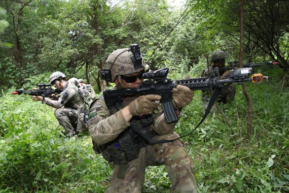 육군25보병사단 해룡여단과 한미연합사단 순환배치여단 장병들이 24일 강원 인제군 육군과학화전투훈련단(KCTC)에서 전개한 22-7차 전투훈련에서 진지를 점령하기 위해 주변 지역을 수색하고 있다. (국방일보 제공) 2022.8.24/뉴스1