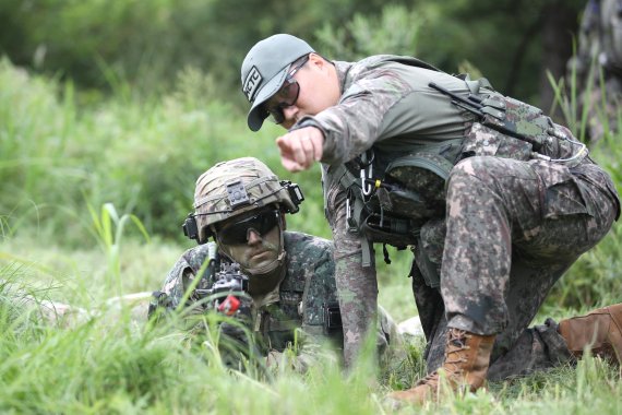 육군25보병사단 해룡여단과 한미연합사단 순환배치여단 장병들이 24일 강원 인제군 육군과학화전투훈련단(KCTC)에서 전개한 22-7차 전투훈련에서 우리 군 관찰통제관의 설명을 들으며 영점을 맞추고 있다. (국방일보 제공) 2022.8.24/뉴스1