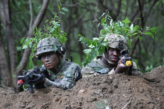 육군25보병사단 해룡여단과 한미연합사단 순환배치여단 장병들이 24일 강원 인제군 육군과학화전투훈련단(KCTC)에서 전개한 22-7차 전투훈련에서 진지를 점령하고 있다. (국방일보 제공) 2022.8.24/뉴스1