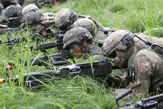 육군25보병사단 해룡여단과 한미연합사단 순환배치여단 장병들이 24일 강원 인제군 육군과학화전투훈련단(KCTC)에서 전개한 22-7차 전투훈련에서 우리 군 관찰통제관의 설명을 들으며 영점을 맞추고 있다. (국방일보 제공) 2022.8.24/뉴스1