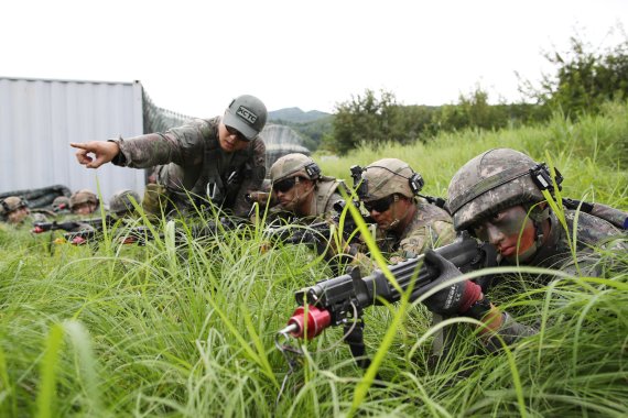 육군25보병사단 해룡여단과 한미연합사단 순환배치여단 장병들이 24일 강원 인제군 육군과학화전투훈련단(KCTC)에서 전개한 22-7차 전투훈련에서 우리 군 관찰통제관의 설명을 들으며 영점을 맞추고 있다. (국방일보 제공) 2022.8.24/뉴스1