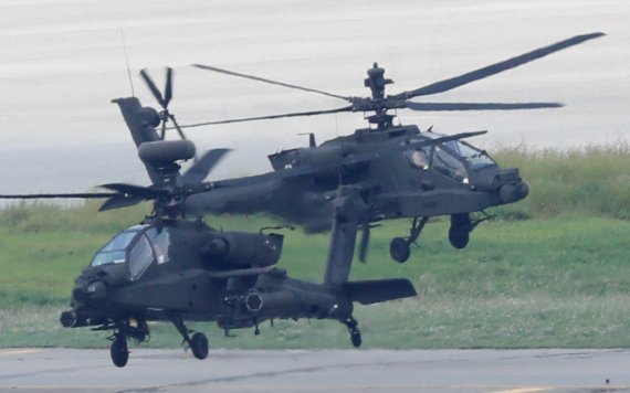 올해 후반기 한미연합연습 '을지 자유의 방패'(UFS·을지프리덤실드)가 시작한 22일 경기 평택시 팽성읍 주한미군 캠프 험프리스에서 헬기가 비행을 하고 있다. 한미 양국 군은 지난 16~19일 나흘 간 이번 UFS의 사전연습 격인 위기관리연습을 실시한 데 이어 22일부터 내달 1일까지 UFS 본연습을 1부와 2부로 나눠 진행한다. 2022.8.22/뉴스1 ⓒ News1 김영운 기자