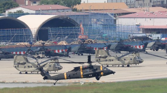 올해 후반기 한미연합연습 '을지 자유의 방패'(UFS·을지프리덤실드)가 시작한 22일 경기 평택시 팽성읍 주한미군 캠프 험프리스에서 헬기가 비행을 하고 있다. 한미 양국 군은 지난 16~19일 나흘 간 이번 UFS의 사전연습 격인 위기관리연습을 실시한 데 이어 22일부터 내달 1일까지 UFS 본연습을 1부와 2부로 나눠 진행한다. 2022.8.22/뉴스1 ⓒ News1 김영운 기자