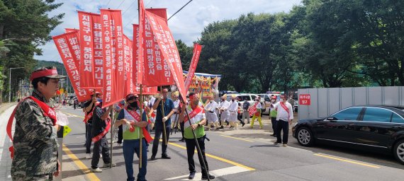 남양주시 화도·수동 주민들이 지방도 387호선 건설공사가 장기간 지연되는 것에 항의하는 대규모 집회를 열었다.