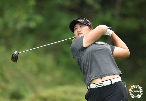 티샷을 하고 있는 한진선(맨 위 사진)과 유해란 KLPGA 제공