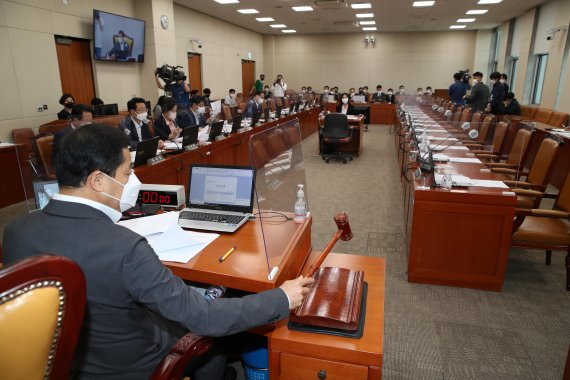 민주 없는 기재위, 국힘 없는 과방위