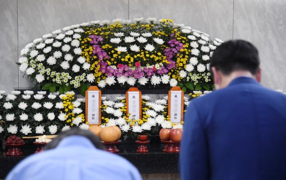 24일 오후 암·난치병 투병과 생활고에 시달리다 세상을 떠난 '수원 세 모녀'의 빈소가 마련된 경기도 수원시 중앙병원 장례식장에서 시민들이 조문하고 있다. /뉴시스