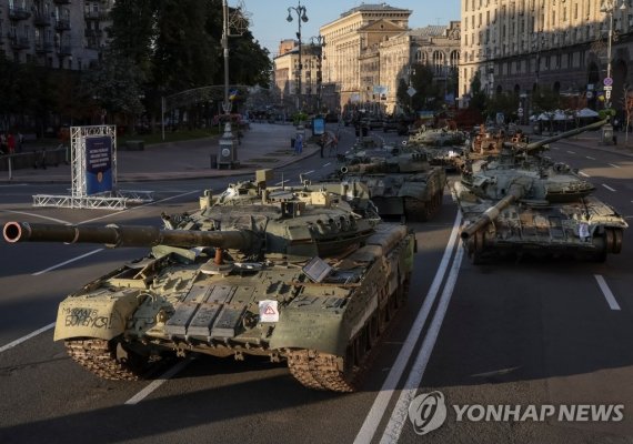 우크라 독립기념일·개전 6개월…러시아의 대공세 우려 우크라 독립기념일·개전 6개월…러 대공세 우려 (키이우 로이터=연합뉴스) 우크라이나의 독립기념일인 24일(현지시간) 수도 키이우 중심지 흐레시차틱 거리에 노획한 러시아 군용 차량이 전시돼 있다. 우크라이나가 소련에서 독립한 지 31년째이자 러시아가 우크라이나 침공을 시작한 지 6개월이 되는 이날 러시아가 '대공세'를 시작한다는 관측이 나오면서 긴장이 커지고 있다. 2022.8.24 leekm@yna.co.kr (끝)